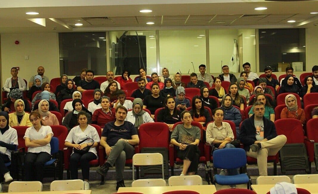 Siirt Eğitim ve Araştırma Hastanesi’nde Kırım Kongo Kanamalı Ateşi Hakkında Farkındalık Programı Düzenlendi Siirt Eğitim ve Araştırma Hastanesi'nde düzenlenen bilgilendirme programında, Enfeksiyon Hastalıkları