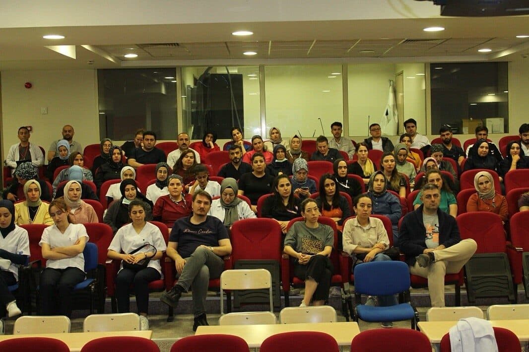 Siirt Eğitim ve Araştırma Hastanesi'nde düzenlenen bilgilendirme programında, Enfeksiyon Hastalıkları