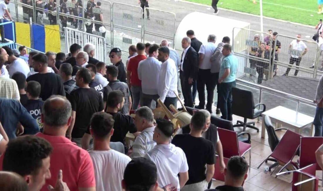 Siirt’te oynanan play-off maçında olaylar çıktı: Gelecek Siirt 56 Spor, Kurtalanspor’a 1-0 yenildi. Siirt Atatürk Stadyumu'nda oynanan Bölgesel Amatör Lig Play-off maçında, Gelecek
