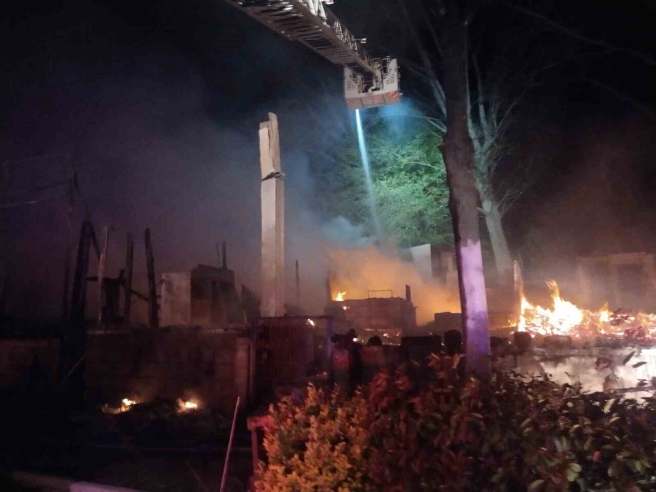 Şile'deki bir gözlemeci restoranda çıkan yangında büyük maddi hasar meydana