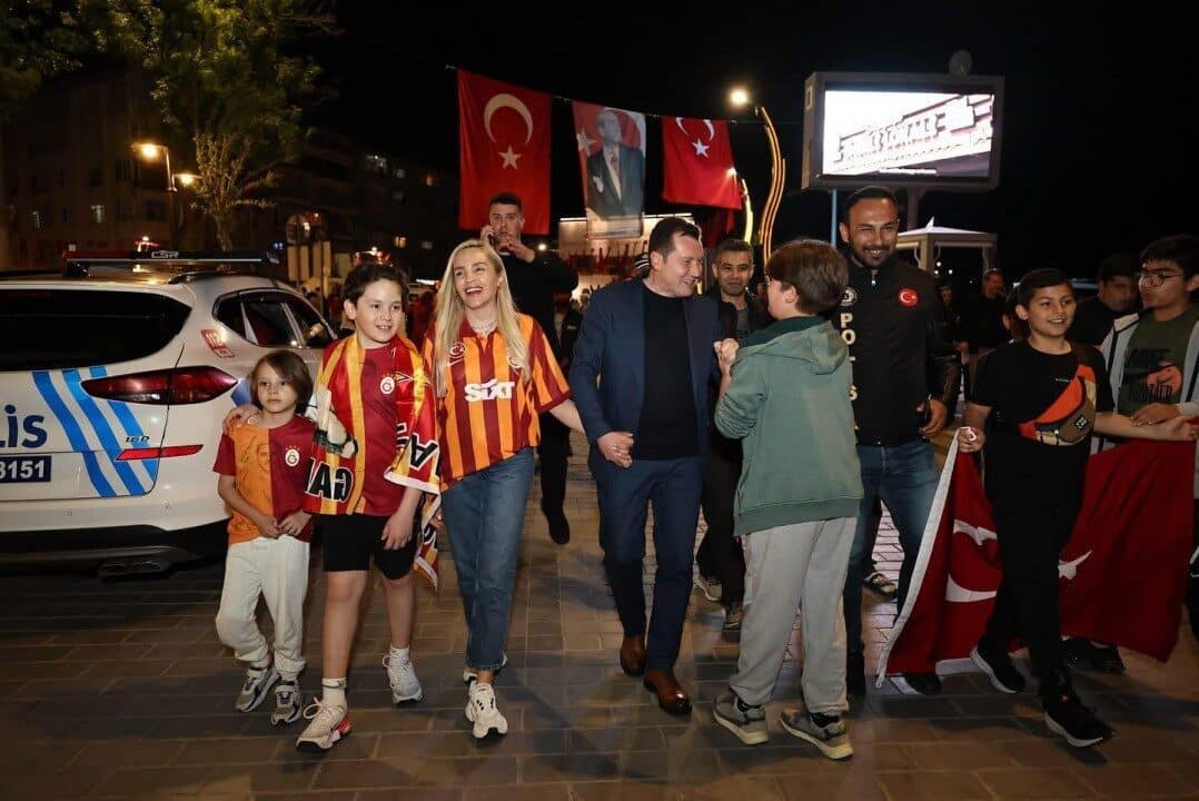 Silivri Belediye Başkanı Bora Balcıoğlu, Galatasaray'ın 25. şampiyonluğunu eşi Hayriye