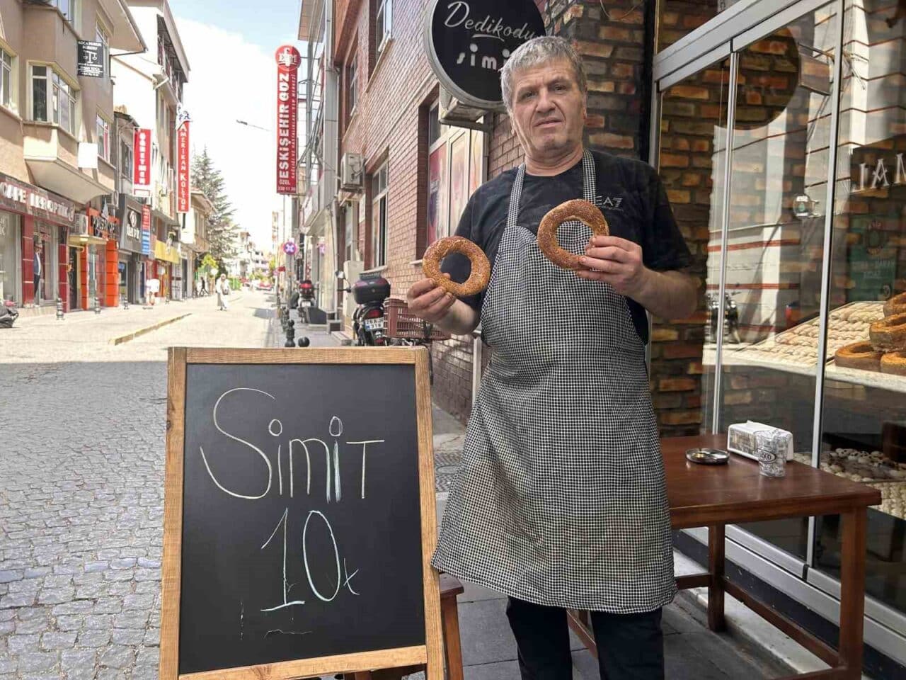 Eskişehir'de fırın işletmecisi Bekir Adıktı, 10 liradan simit satarak vatandaşın