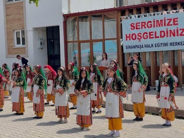 Afyonkarahisar'ın Sinanpaşa ilçesinde, "Hayat Boyu Öğrenme Haftası" kapsamında Halk Eğitim