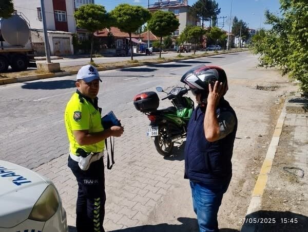 Afyonkarahisar'ın Sinanpaşa ilçesinde yapılan motosiklet denetimlerinde 4 sürücüye toplamda 30