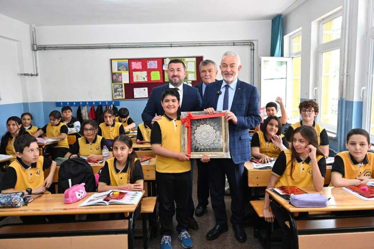 Isparta Belediye Başkanı Şükrü Başdeğirmen, Mustafa Şener Ortaokulu’nu ziyaret ederek