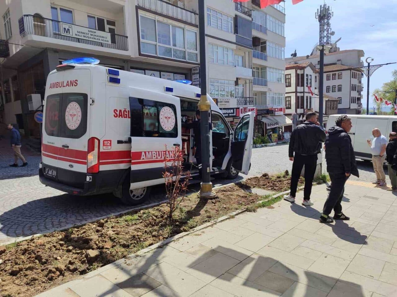 Sinop'ta O.Z. yönetimindeki motosiklet, Atatürk Caddesi'nde dönüş yapan hafif ticari