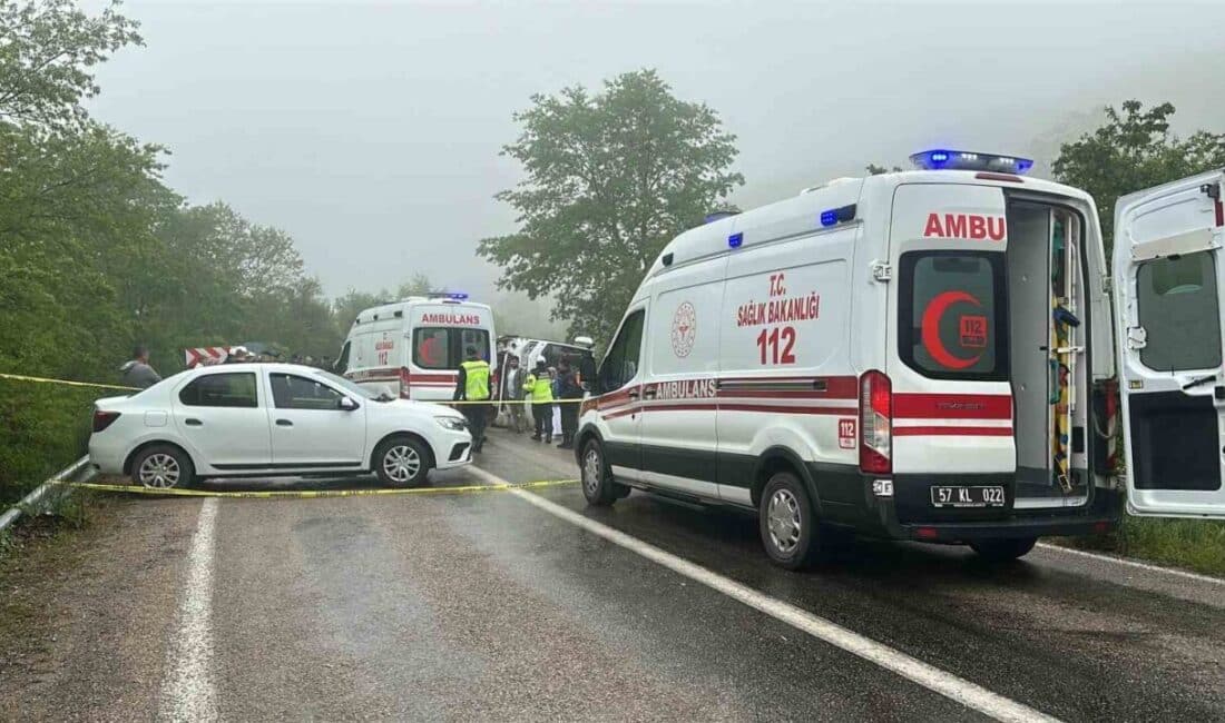 Sinop’ta tur otobüsü otomobille çarpıştı, 18 kişi yaralandı Sinop'ta, öğrencileri taşıyan bir tur otobüsü yoğun sis nedeniyle virajda