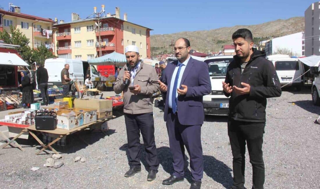 Zara ilçesindeki semt pazarında alışverişe dualarla başlanarak manevi değerler ön plana çıkıyor. Sivas'ın Zara ilçesinde, her Salı kurulan semt pazarının açılışı, İlçe