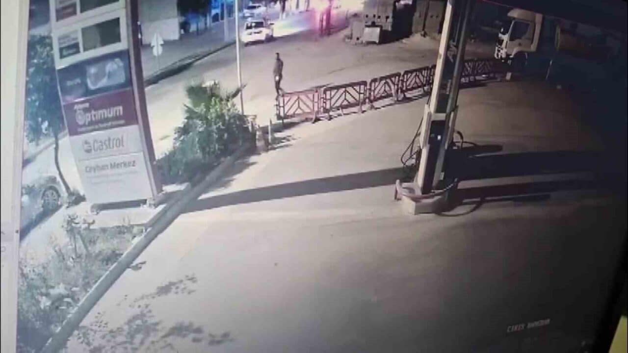 Adana'nın Ceyhan ilçesinde eski eşini ayağından vuran bir kadın, tabancasıyla