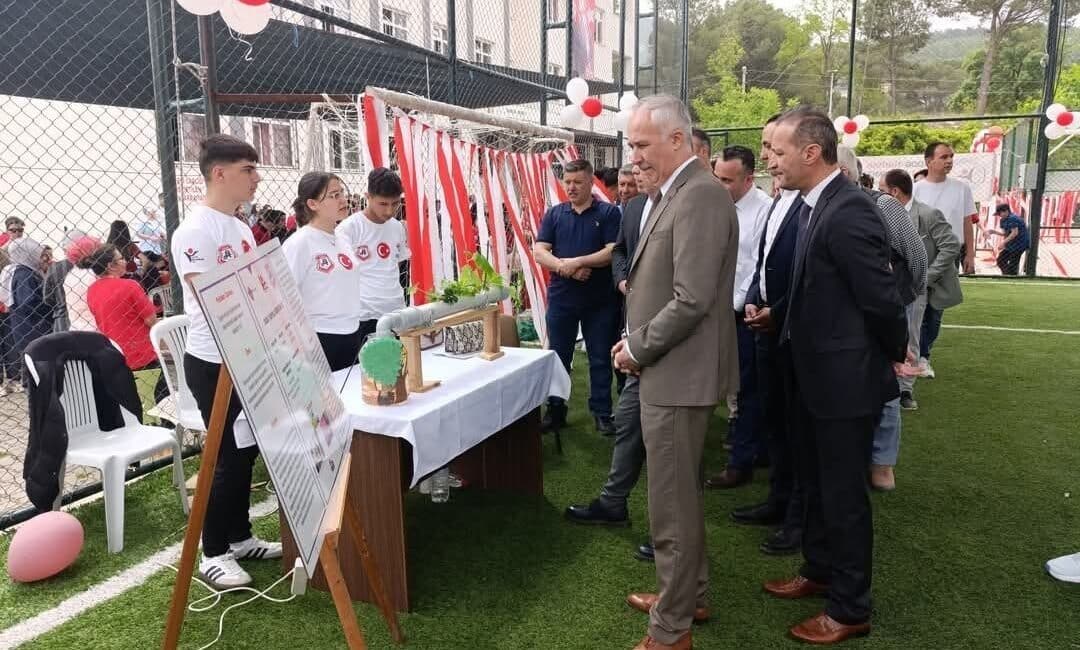 Soma Linyit Anadolu Lisesi'nde 4006 TÜBİTAK Bilim Fuarı'nın açılışı yapıldı.