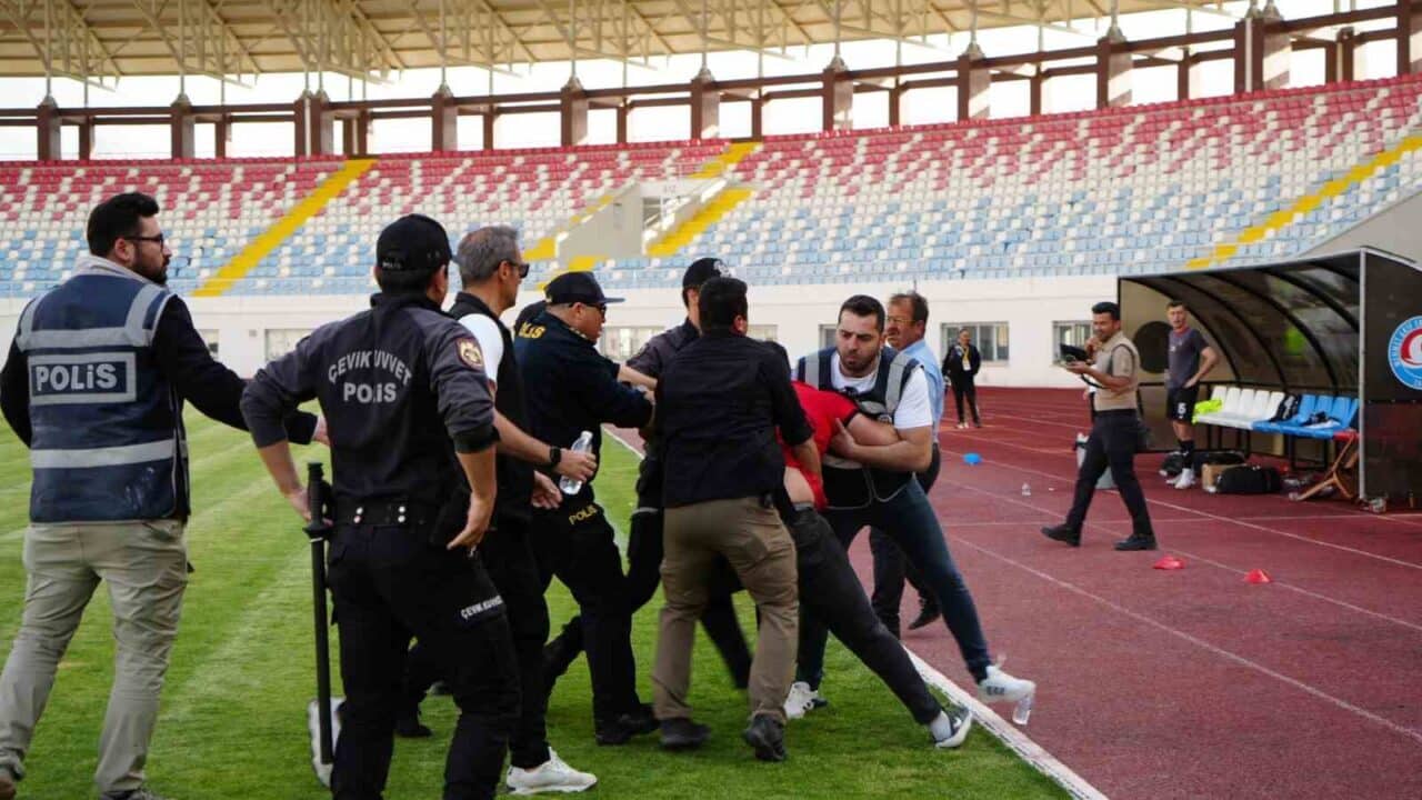 Burdur’da gerçekleşen play-out maçında Bucak Belediyesi Oğuzhanspor, Tefenni Belediyespor'u 90+10'da