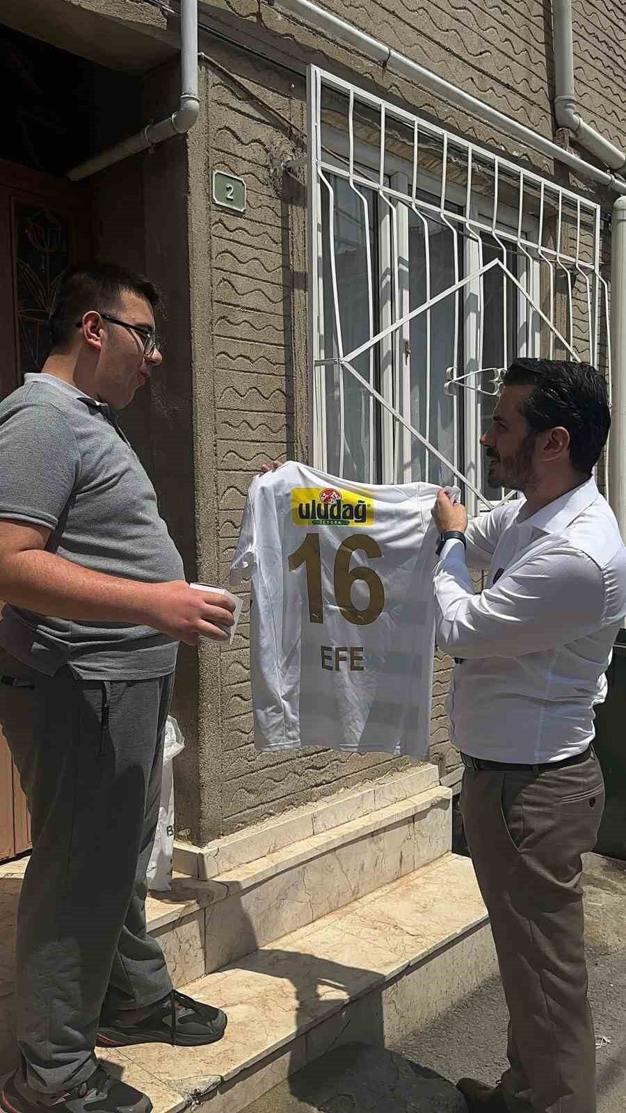 Bursa'nın Osmangazi ilçesinde yaşayan Efe, sosyal medya aracılığıyla AK Parti
