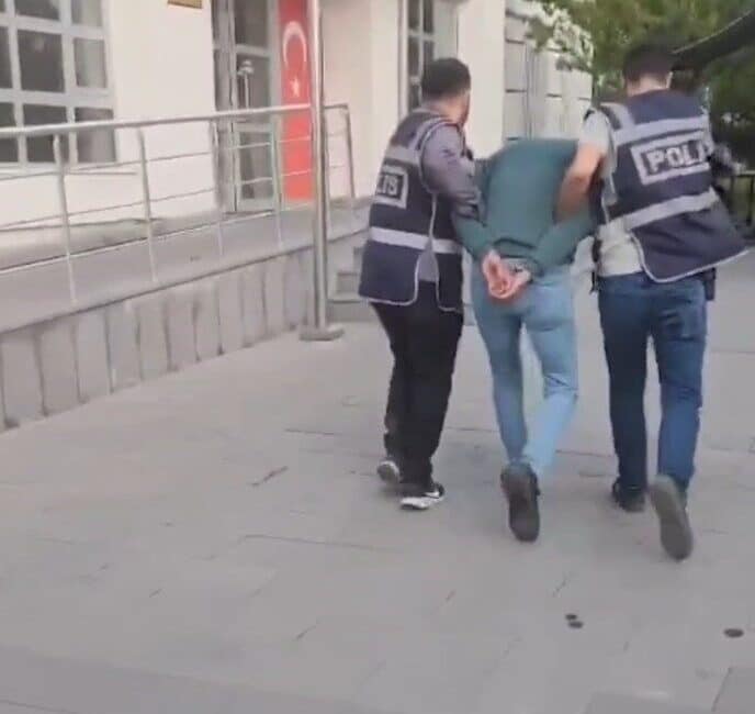 Kayseri’de Sosyal Medyadan Silahlı Fotoğraf Paylaşan Şahıs Gözaltına Alındı Kayseri'de A.A., sosyal medya üzerinden silahlı fotoğraflar paylaştığı gerekçesiyle polis