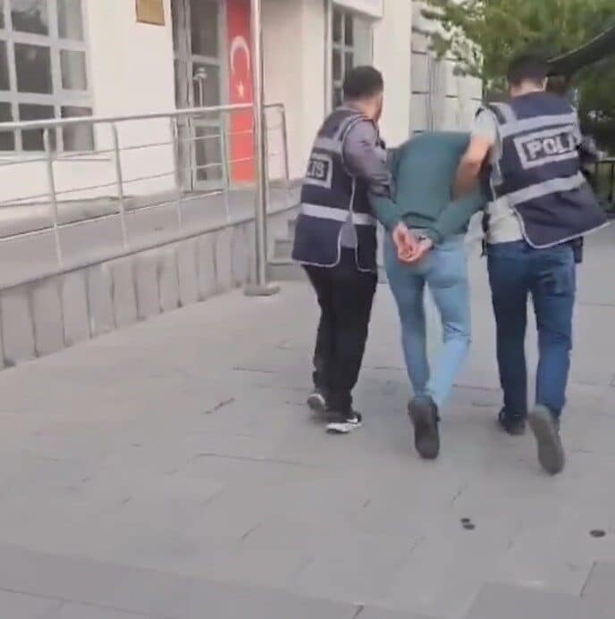 Kayseri'de A.A., sosyal medya üzerinden silahlı fotoğraflar paylaştığı gerekçesiyle polis