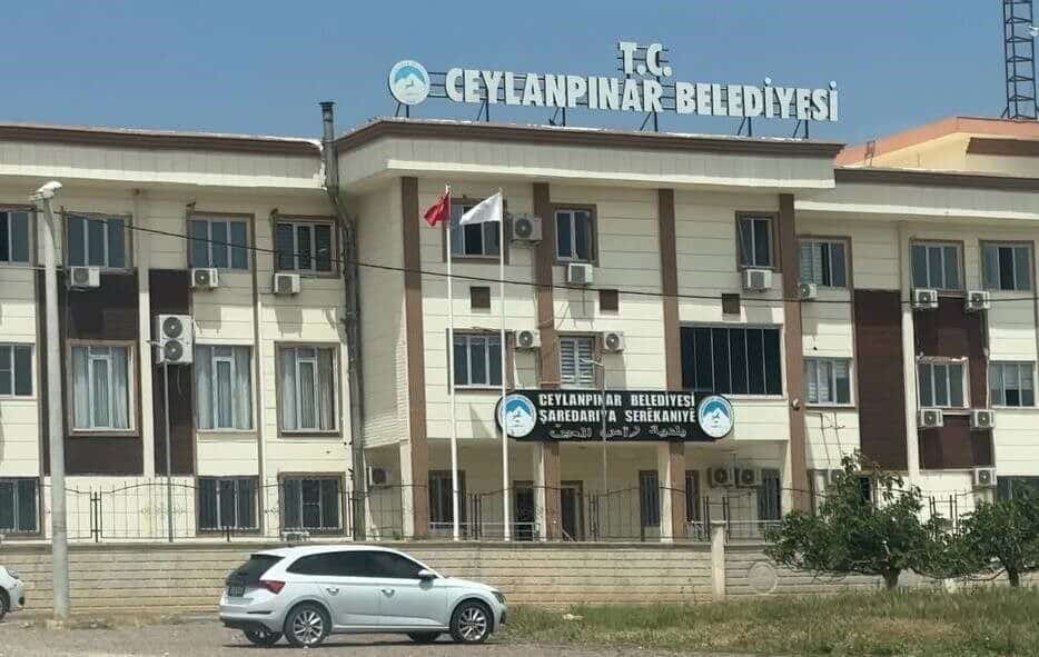 Şanlıurfa'nın Ceylanpınar ilçesinde avukat Hüseyin Akay, eleştirel yorumları nedeniyle DEM