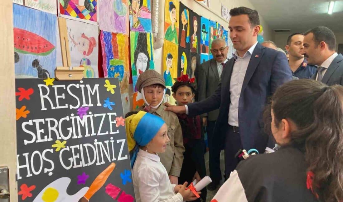 Sultandağı'nda Halk Eğitim Merkezi'nin bahçesinde düzenlenen yıl sonu sergisine Kaymakam