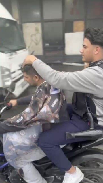 Sultangazi Cebeci Mahallesi'nde bir berber, motosiklet üzerindeyken yol alan arkadaşını