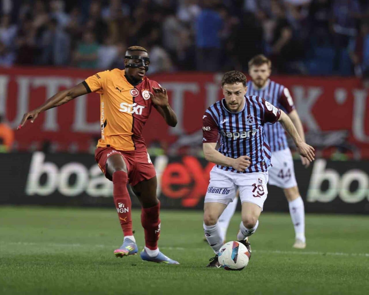 Trendyol Süper Lig'in 35. haftasında Galatasaray, Trabzonspor'u 2-0 mağlup ederek