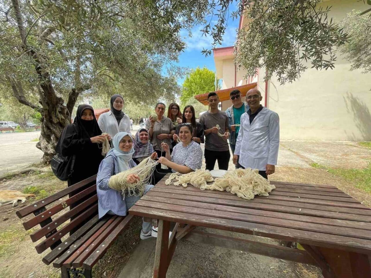 Balıkesir'in Edremit ilçesindeki Altınoluk Meslek Yüksekokulu Tıbbi ve Aromatik Bitkiler