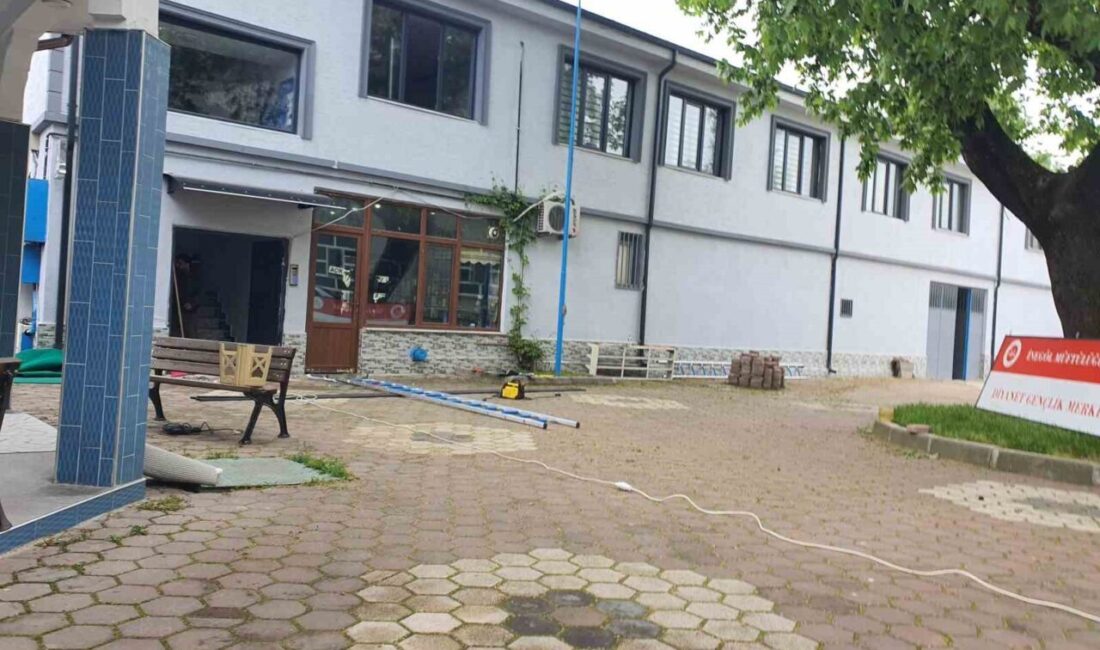 İnegöl’de Din Görevlisi, Gençlik Merkezinin Tabelasını Takarken Düşerek Yaralandı Bursa’nın İnegöl ilçesindeki Mahmudiye Mahallesi Sanayi Camii'nin bahçesinde Kenan Ö.