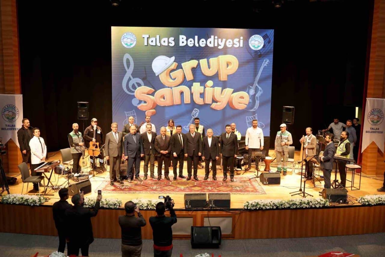 Talas Belediyesi'nin düzenlediği 1 Mayıs Emek ve Dayanışma Günü'nde 'Grup
