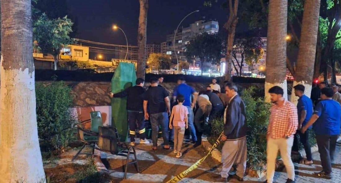 Tarsus’ta Parkta Hareketsiz Bulunan 63 Yaşındaki Adam Hayatını Kaybetti Mersin’in Tarsus ilçesinde 63 yaşındaki Aslan Kaya, Anıt Mahallesi'ndeki Aznakay
