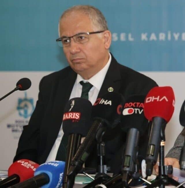 Kocaeli Üniversitesi Rektörü Prof. Dr. Nuh Zafer Cantürk, engelli bir