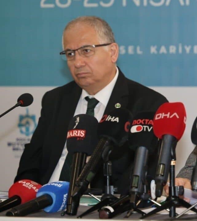 Kocaeli Üniversitesi Rektörü Prof. Dr. Nuh Zafer Cantürk, engelli bir