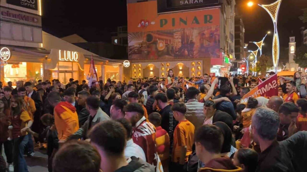 Galatasaray’ın 2024-2025 sezonu şampiyonluğunu Tatvan'da coşkuyla kutlandı. Taraftarlar araç konvoyları