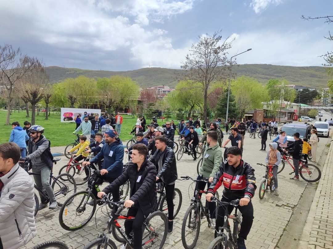 Bitlis'in Tatvan ilçesinde, öğretmen Ferhat Orak anısına bir bisiklet turu