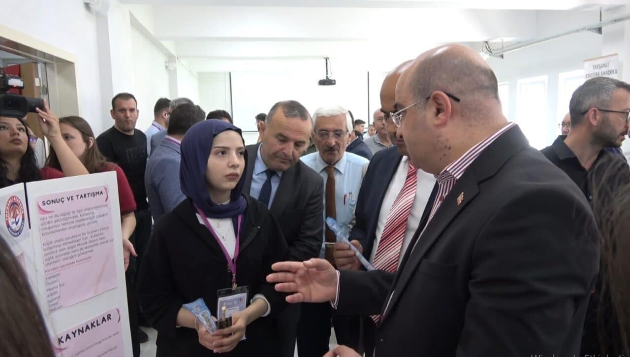 Kütahya'nın Tavşanlı Atatürk Anadolu Lisesi'nde düzenlenen Bilim Fuarı, Matematik öğretmeni