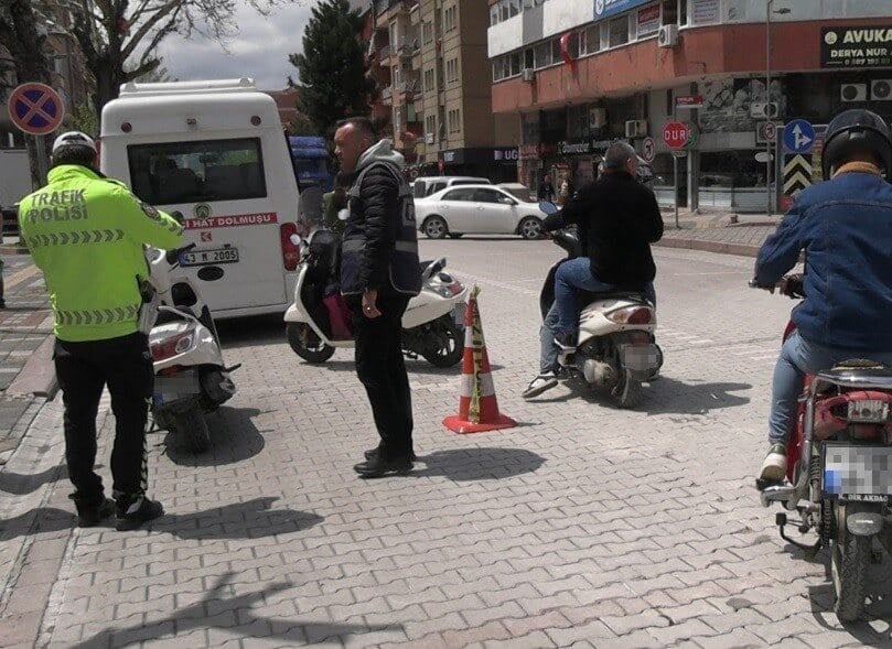 Kütahya'nın Tavşanlı ilçesinde, İlçe Emniyet Müdürlüğü ekipleri ani trafik denetimi