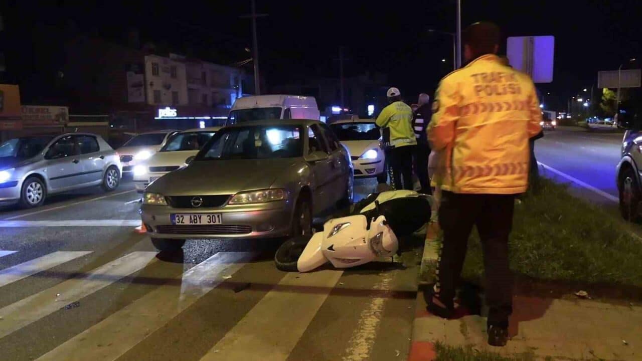 Kütahya'nın Tavşanlı ilçesinde Mert A. yönetimindeki motosiklet, kırmızı ışıkta bekleyen