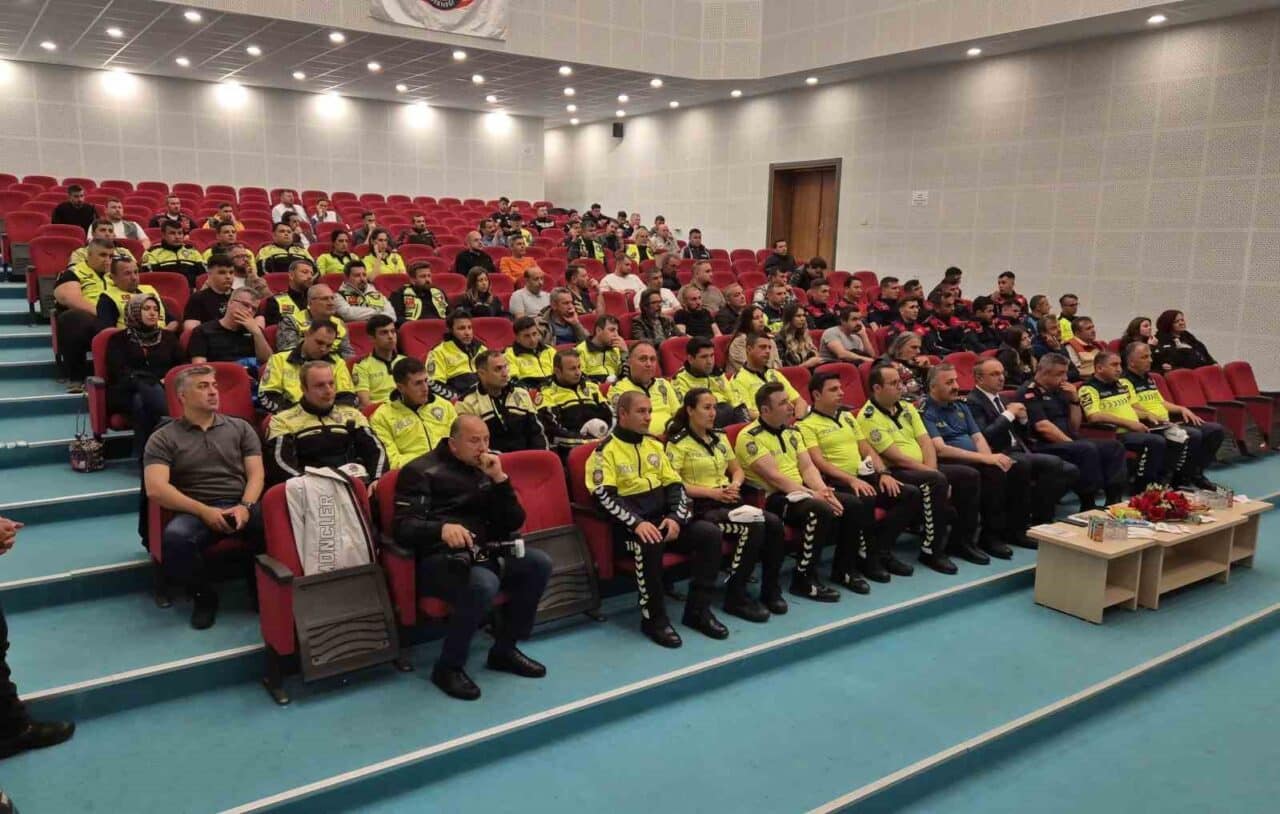Tekirdağ'da gerçekleştirilen güvenli sürüş eğitimi, motosiklet sürücülerine trafik güvenliği ve