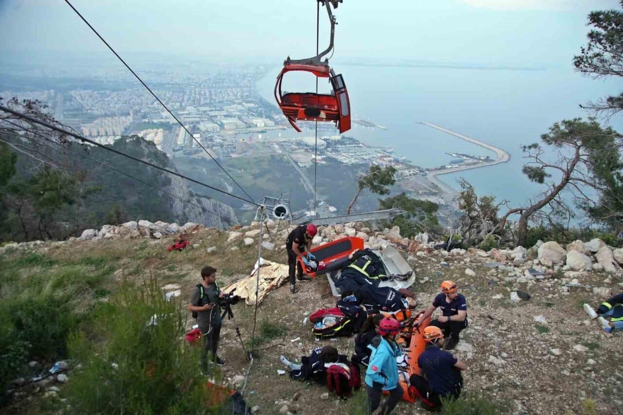 Antalya'nın Konyaaltı ilçesinde meydana gelen teleferik kazasında 1 kişi hayatını