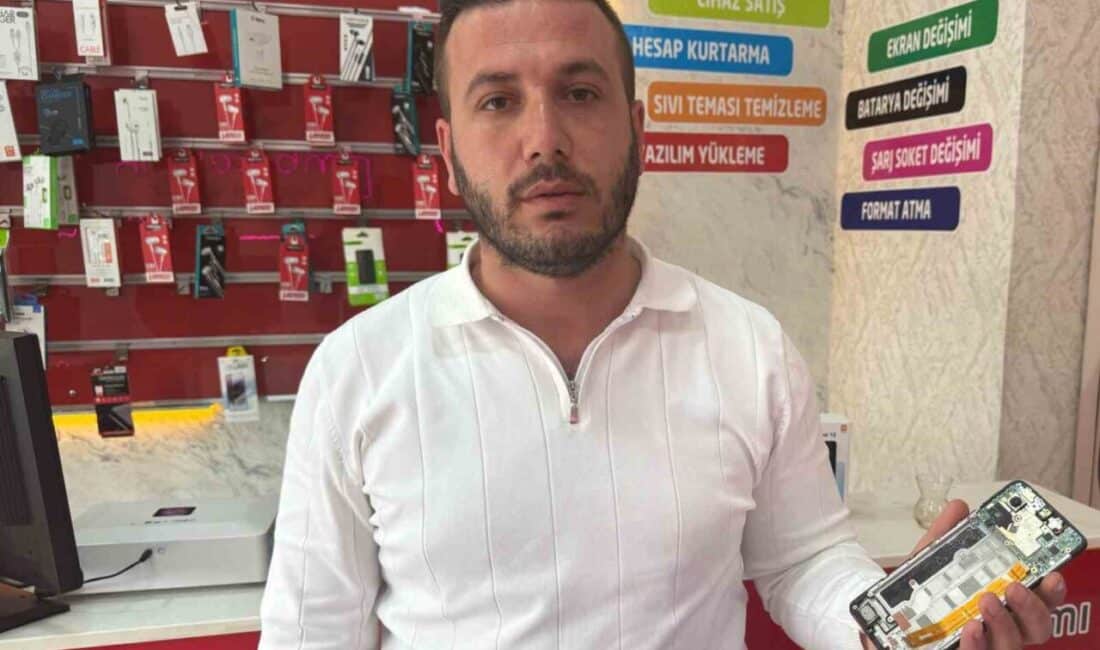 Gaziantep'te Ramazan Çelik, bir müşterinin getirdiği şişmiş bataryaya müdahale ederken,