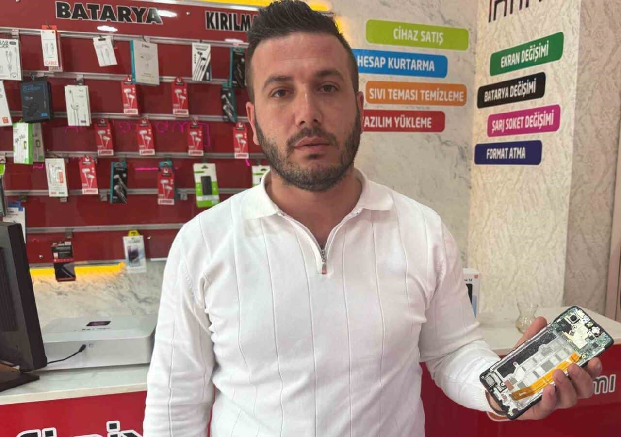 Gaziantep'te Ramazan Çelik, bir müşterinin getirdiği şişmiş bataryaya müdahale ederken,