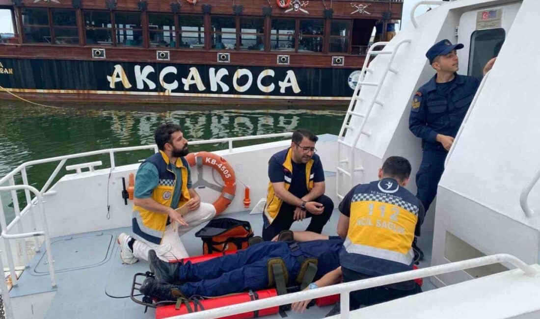 Düzce’de Acil Durumlar İçin Denizden Tıbbi Tahliye Eğitimi Yapıldı Düzce’nin Akçakoca ilçesinde, Düzce İl Sağlık Müdürlüğü ve Akçakoca Sahil