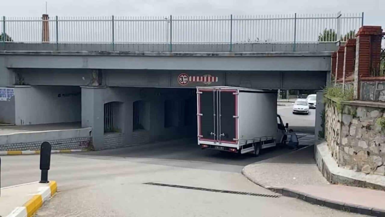 Aydın'ın Efeler ilçesinde Hasan Efendi Mahallesi'ndeki tren yolu alt geçidinde