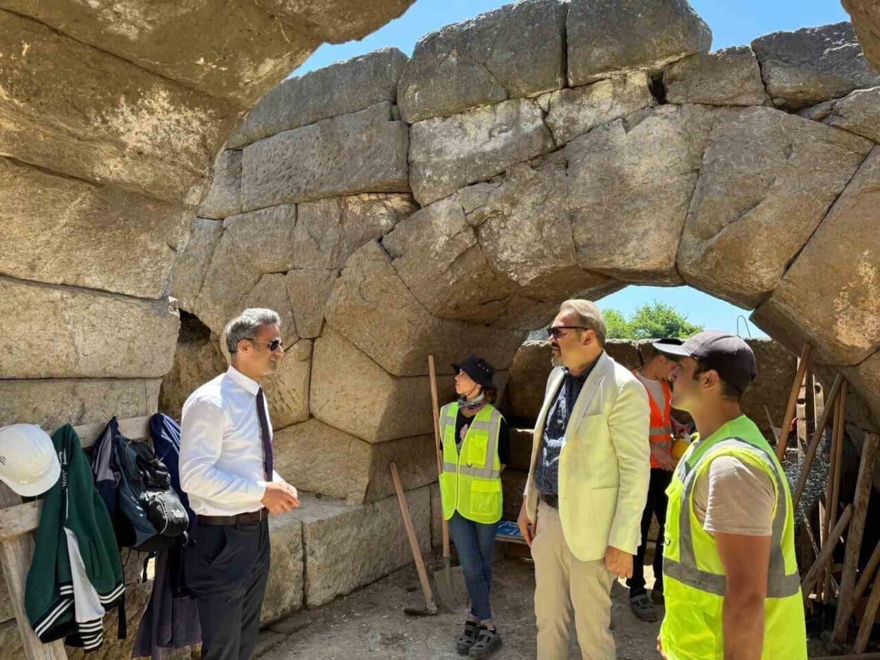 Çaycuma Kaymakamı Adem Kaya, Filyos’taki Tios Antik Kenti’nde süren kazıları