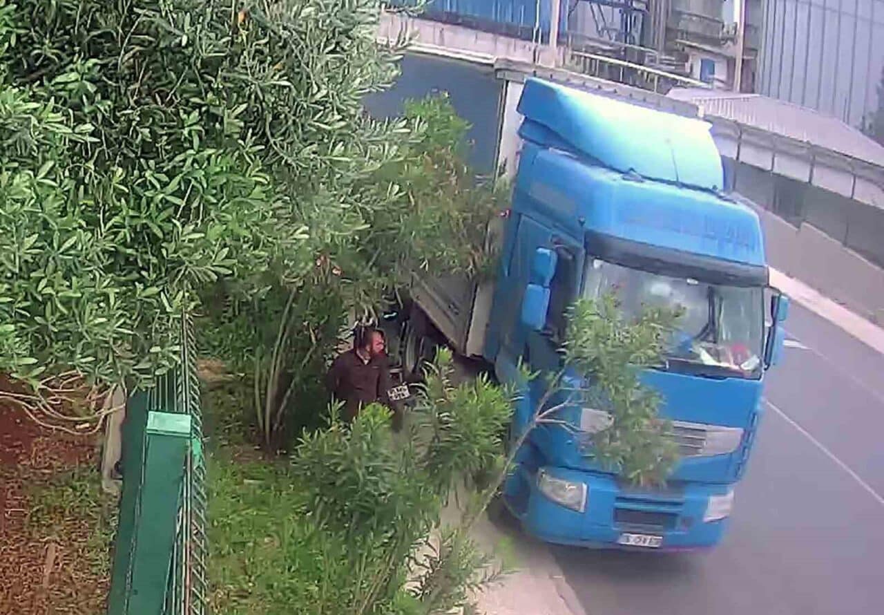 Adana'nın Sarıçam ilçesinde, Mazlum B. (36), park halindeki tırın camını