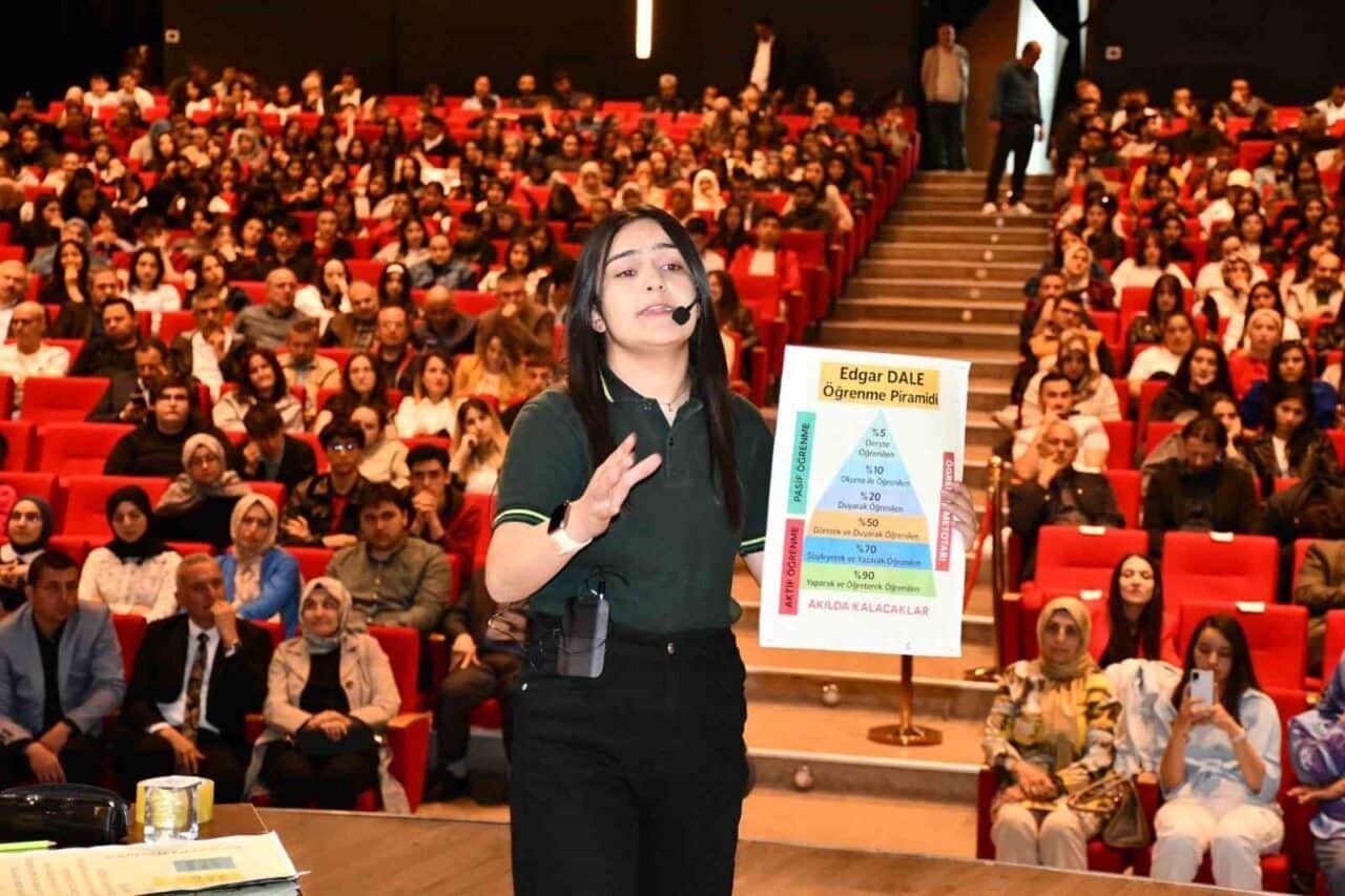 Kayseri'de düzenlenen Liseler Arası Münazara Turnuvası İl Finali'ni Tomarza Şehit