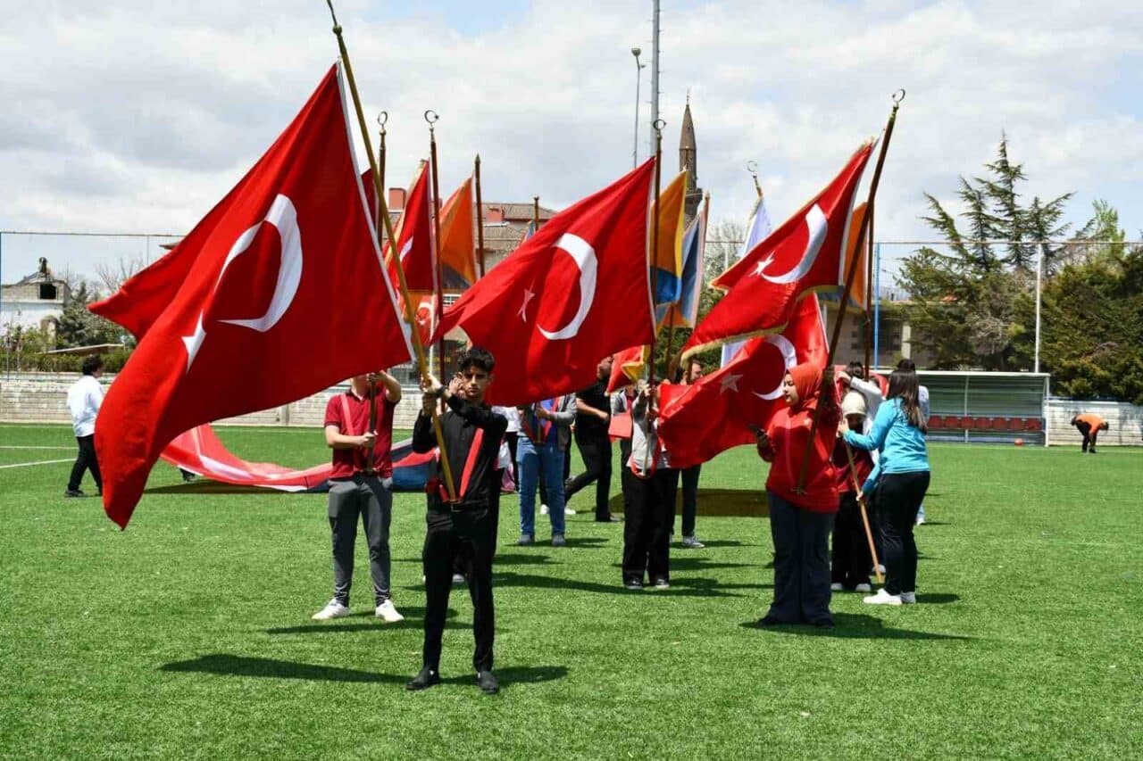 Kayseri'nin Tomarza ilçesinde 19 Mayıs Gençlik ve Spor Bayramı coşkuyla