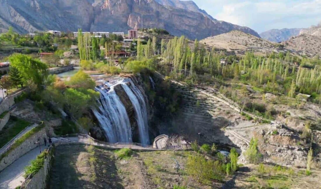 Erzurum’un Uzundere ilçesinde bulunan Tortum Şelalesi, baharın gelmesiyle birlikte muazzam