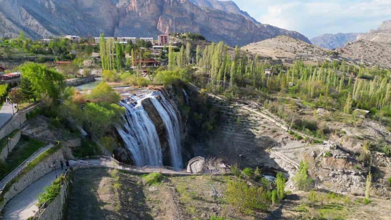 Erzurum’un Uzundere ilçesinde bulunan Tortum Şelalesi, baharın gelmesiyle birlikte muazzam