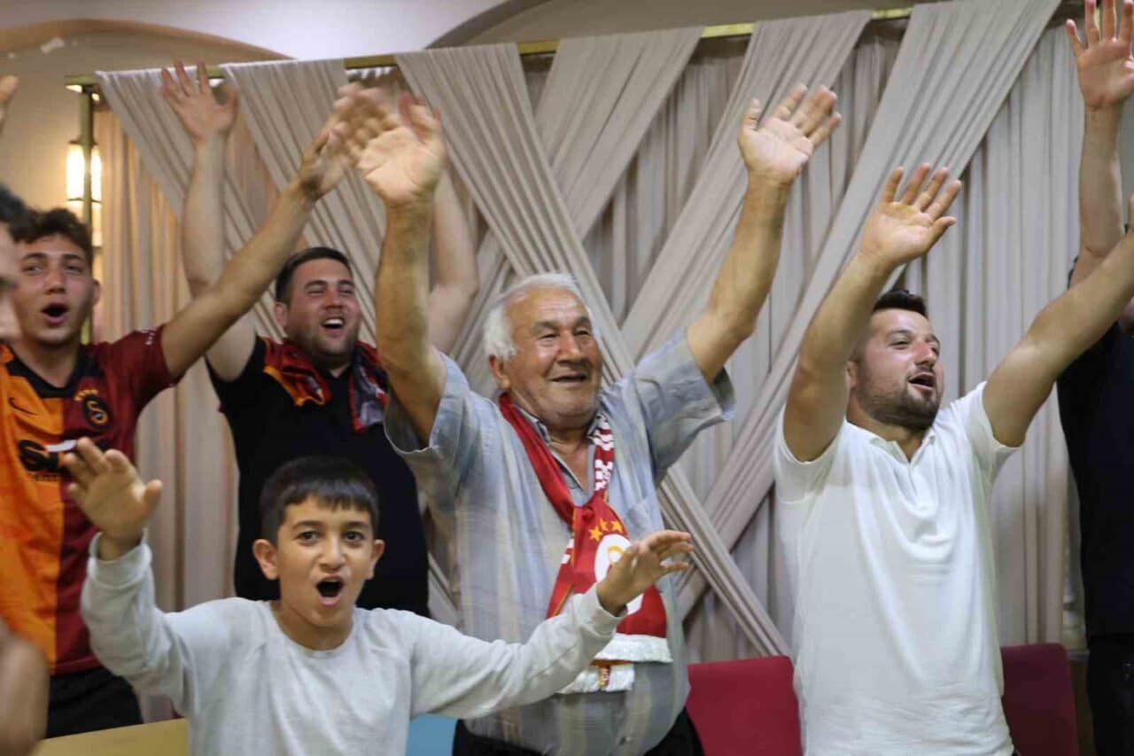 Galatasaray, Kayserispor'u 3-0 yenerek 25. şampiyonluğunu kazandı. Adana'da da kutlamalar