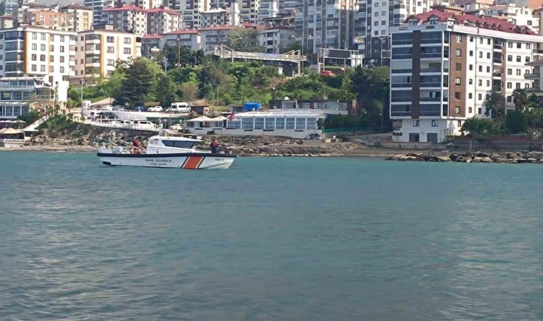 Trabzon'un Akçaabat ilçesinde serinlemek amacıyla denize giren 14 yaşındaki iki