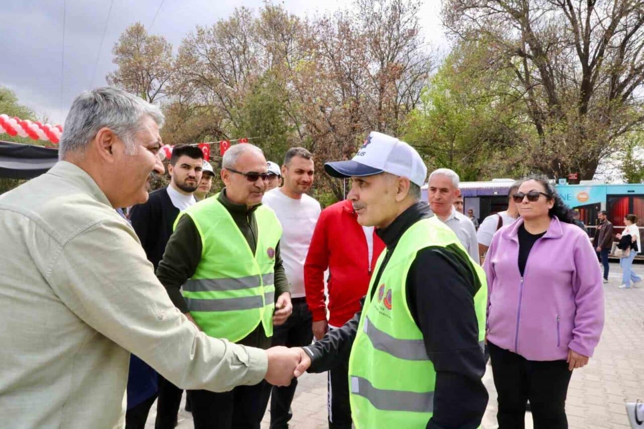 Niğde Valisi Cahit Çelik, Karayolu Trafik Güvenliği Günü'nde motosiklet sürücülerine