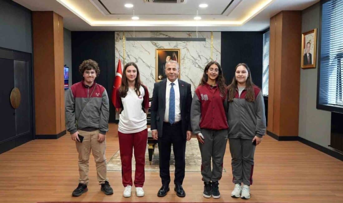 Çanakkale'de 7. sınıf öğrencileri arasında düzenlenen "Trafik" konulu resim yarışmasında