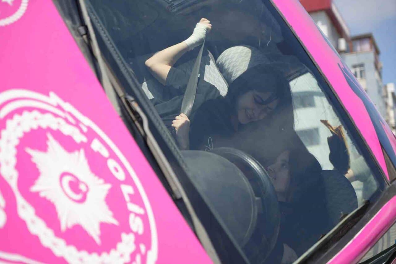 Samsun'da 3-9 Mayıs Karayolu Trafik Haftası etkinlikleri kapsamında minik öğrenciler,